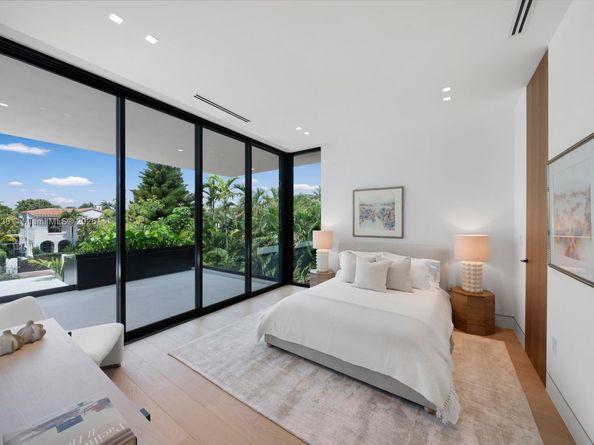 5515 Pine Tree Dr, Miami Beach FL 33140