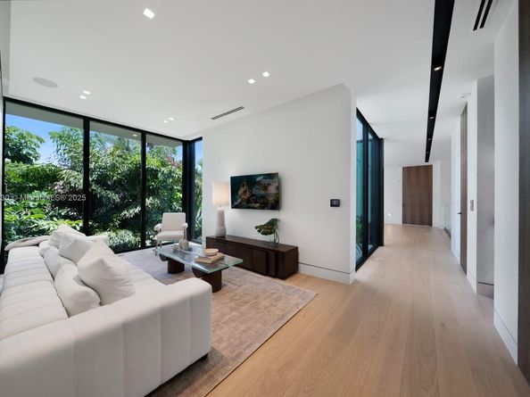 5515 Pine Tree Dr, Miami Beach FL 33140