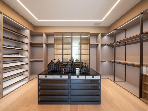5515 Pine Tree Dr, Miami Beach FL 33140