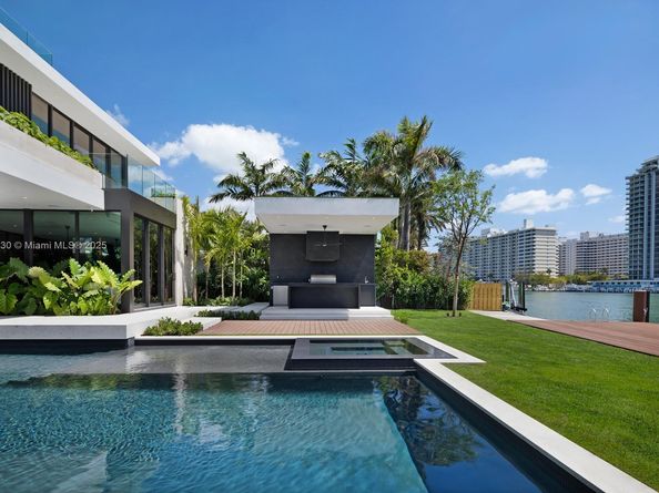 5515 Pine Tree Dr, Miami Beach FL 33140