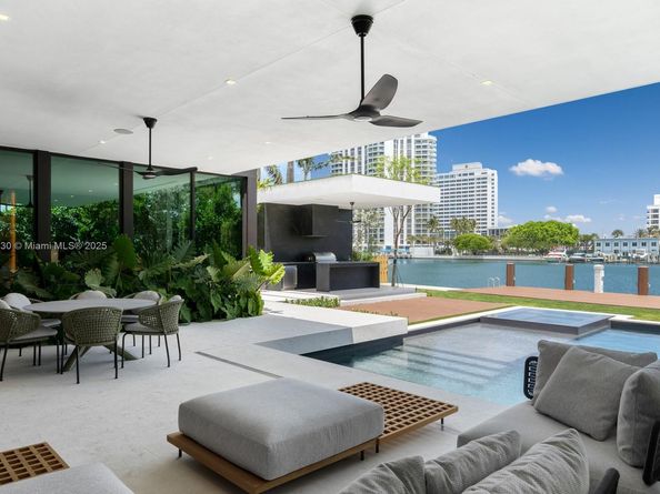 5515 Pine Tree Dr, Miami Beach FL 33140