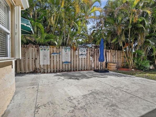 9710 SW 9th Ct, Pembroke Pines FL 33025