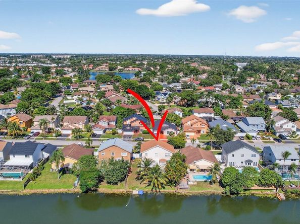 9710 SW 9th Ct, Pembroke Pines FL 33025