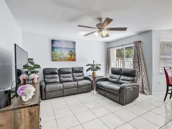 9710 SW 9th Ct, Pembroke Pines FL 33025