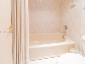 9235 Lagoon Pl 404, Davie FL 33324