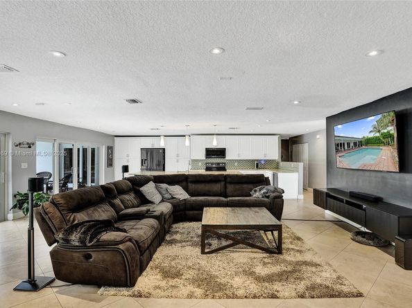 680 NW 100th Ln, Coral Springs FL 33071