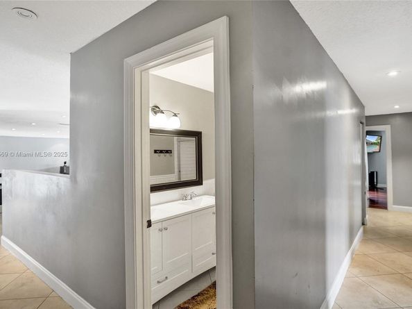 680 NW 100th Ln, Coral Springs FL 33071