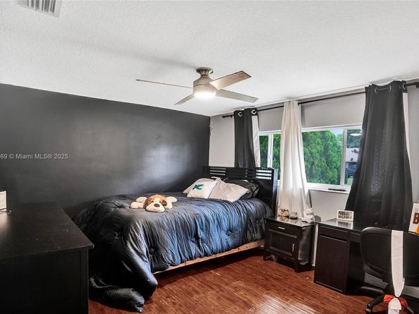 680 NW 100th Ln, Coral Springs FL 33071