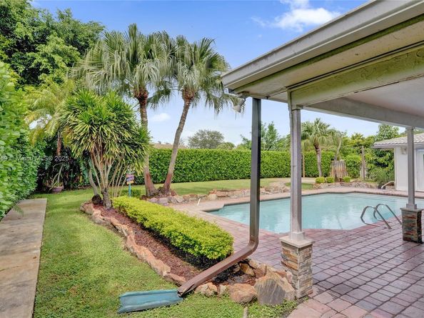 680 NW 100th Ln, Coral Springs FL 33071