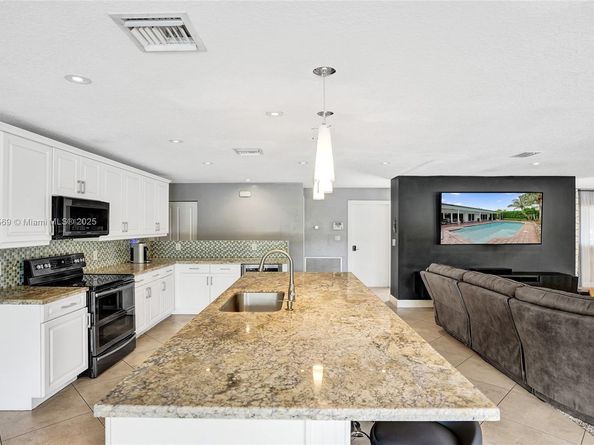 680 NW 100th Ln, Coral Springs FL 33071