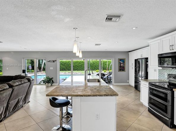 680 NW 100th Ln, Coral Springs FL 33071