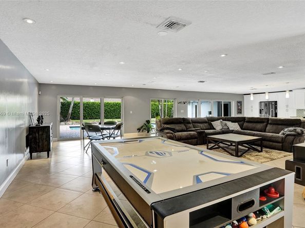 680 NW 100th Ln, Coral Springs FL 33071