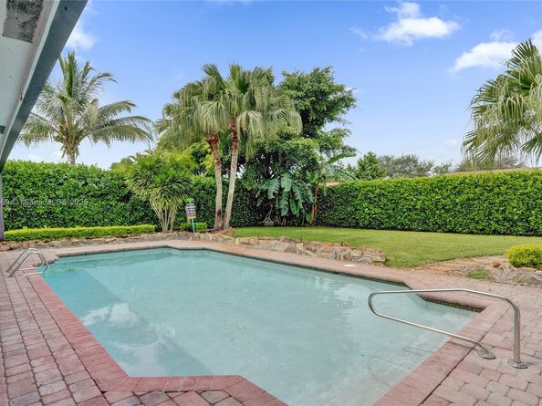 680 NW 100th Ln, Coral Springs FL 33071
