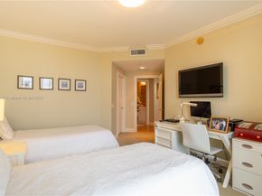 21050 Point Pl 2203, Aventura FL 33180