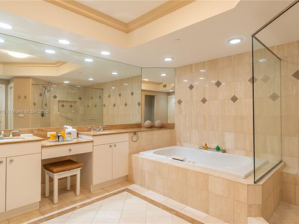 21050 Point Pl 2203, Aventura FL 33180
