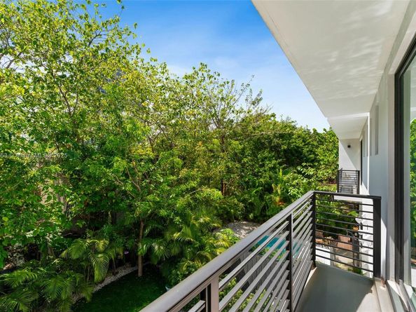 3132 Plaza St, Miami FL 33133