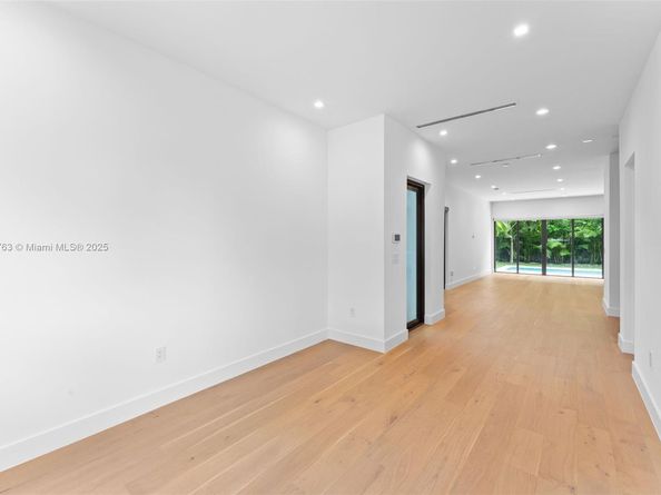 3132 Plaza St, Miami FL 33133