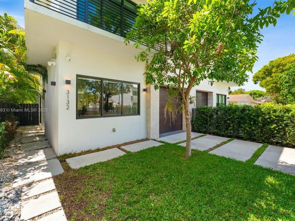 3132 Plaza St, Miami FL 33133