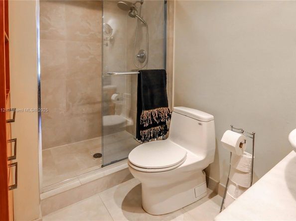 126 Golden Isles Dr 32A, Hallandale Beach FL 33009