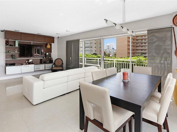 126 Golden Isles Dr 32A, Hallandale Beach FL 33009