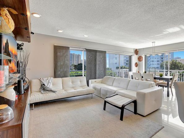 126 Golden Isles Dr 32A, Hallandale Beach FL 33009