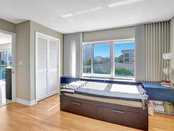 126 Golden Isles Dr 32A, Hallandale Beach FL 33009