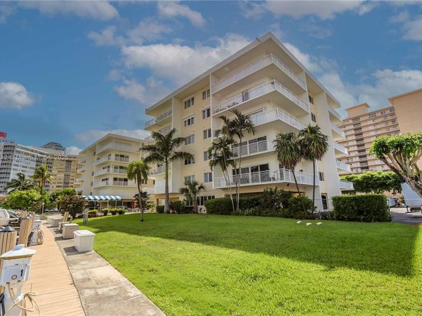 126 Golden Isles Dr 32A, Hallandale Beach FL 33009