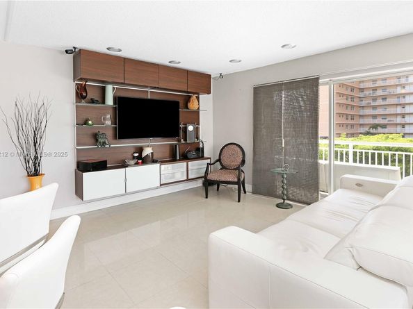 126 Golden Isles Dr 32A, Hallandale Beach FL 33009