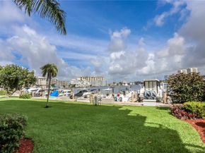 126 Golden Isles Dr 32A, Hallandale Beach FL 33009