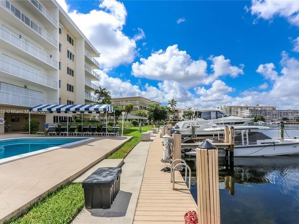 126 Golden Isles Dr 32A, Hallandale Beach FL 33009
