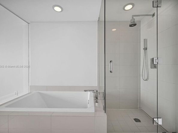 650 NE 32nd St 1004, Miami FL 33137