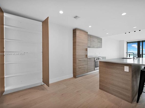 650 NE 32nd St 1004, Miami FL 33137
