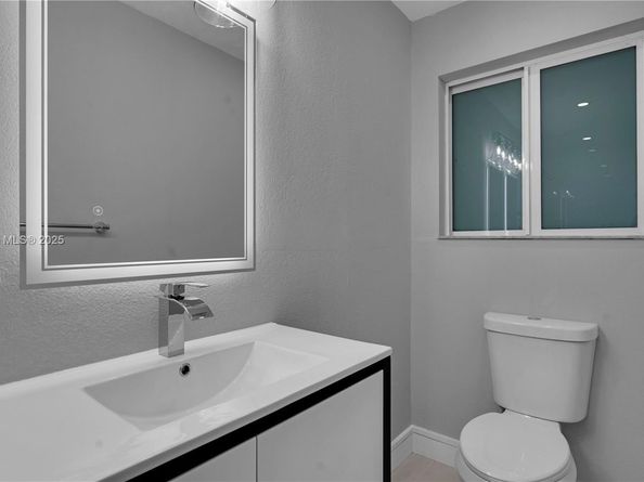 255 NE 164th St, Miami FL 33162