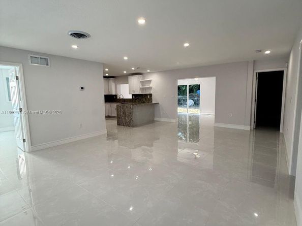 255 NE 164th St, Miami FL 33162