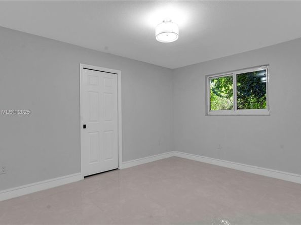 255 NE 164th St, Miami FL 33162