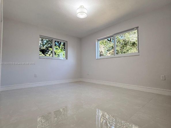 255 NE 164th St, Miami FL 33162