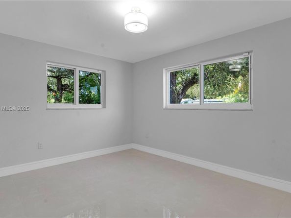 255 NE 164th St, Miami FL 33162