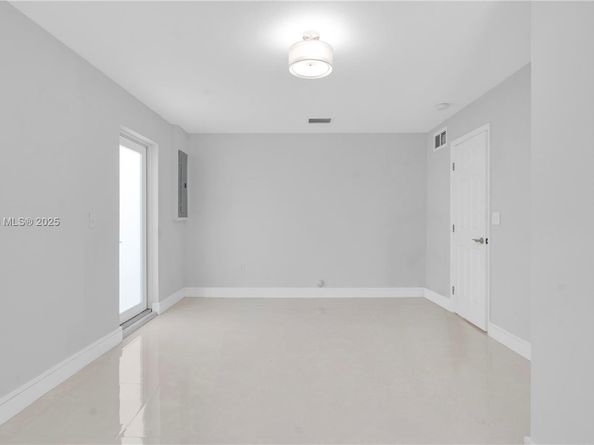 255 NE 164th St, Miami FL 33162