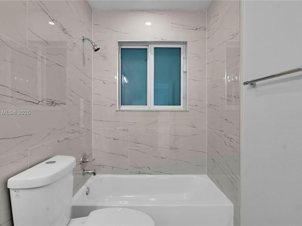 255 NE 164th St, Miami FL 33162