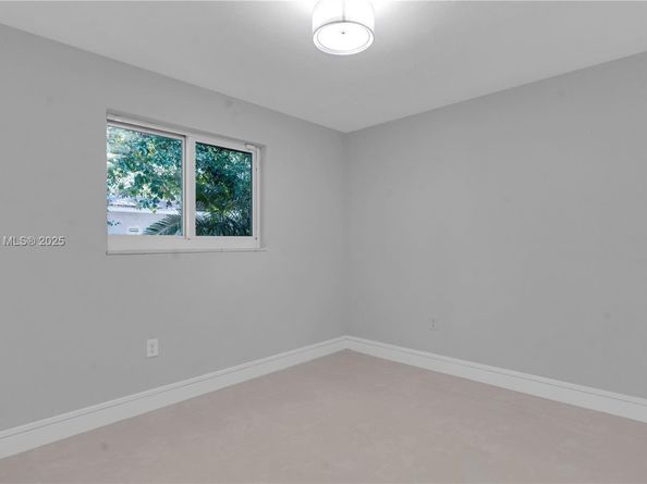 255 NE 164th St, Miami FL 33162
