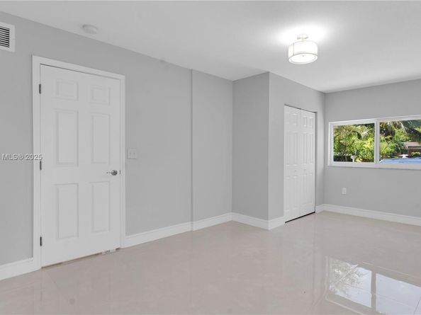 255 NE 164th St, Miami FL 33162
