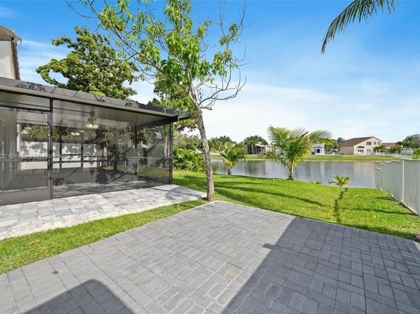 18506 NW 24th Pl, Pembroke Pines FL 33029