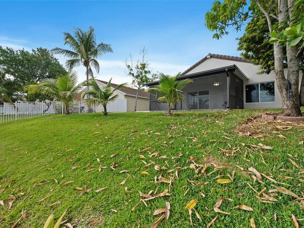 18506 NW 24th Pl, Pembroke Pines FL 33029