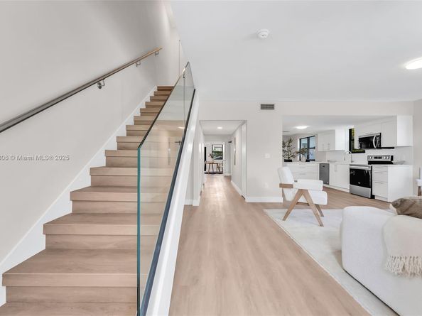 7996 Crespi Blvd 4, Miami Beach FL 33141