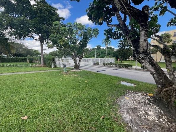 920 NE 199th St 4S, Miami FL 33179
