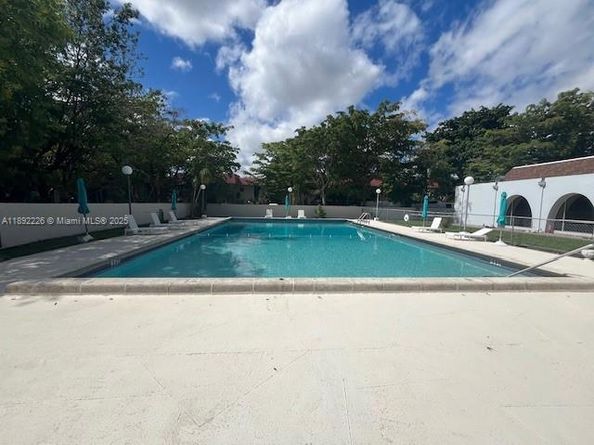 920 NE 199th St 4S, Miami FL 33179