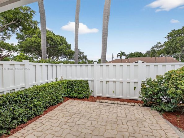 8067 Summerbreeze Ln, Boca Raton FL 33496
