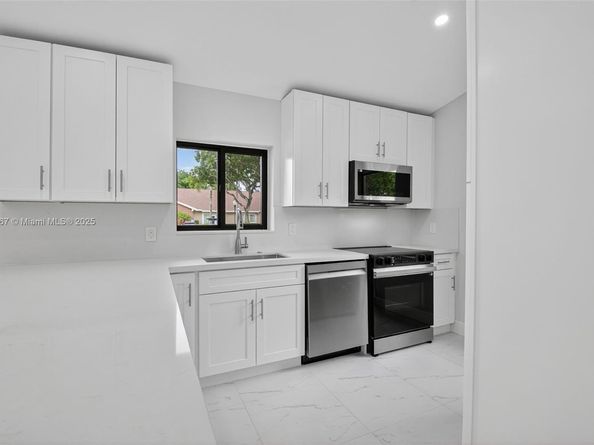 8067 Summerbreeze Ln, Boca Raton FL 33496