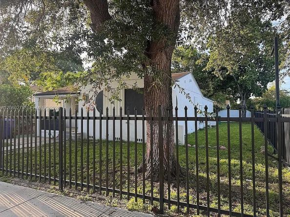 1501 NW 42nd St, Miami FL 33142