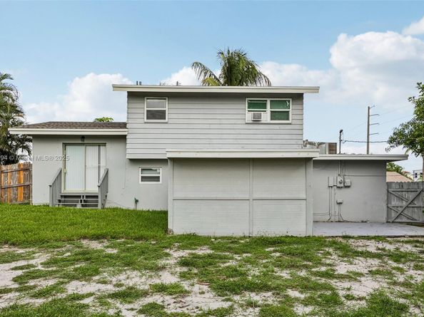 214 SW 4th St, Boca Raton FL 33432